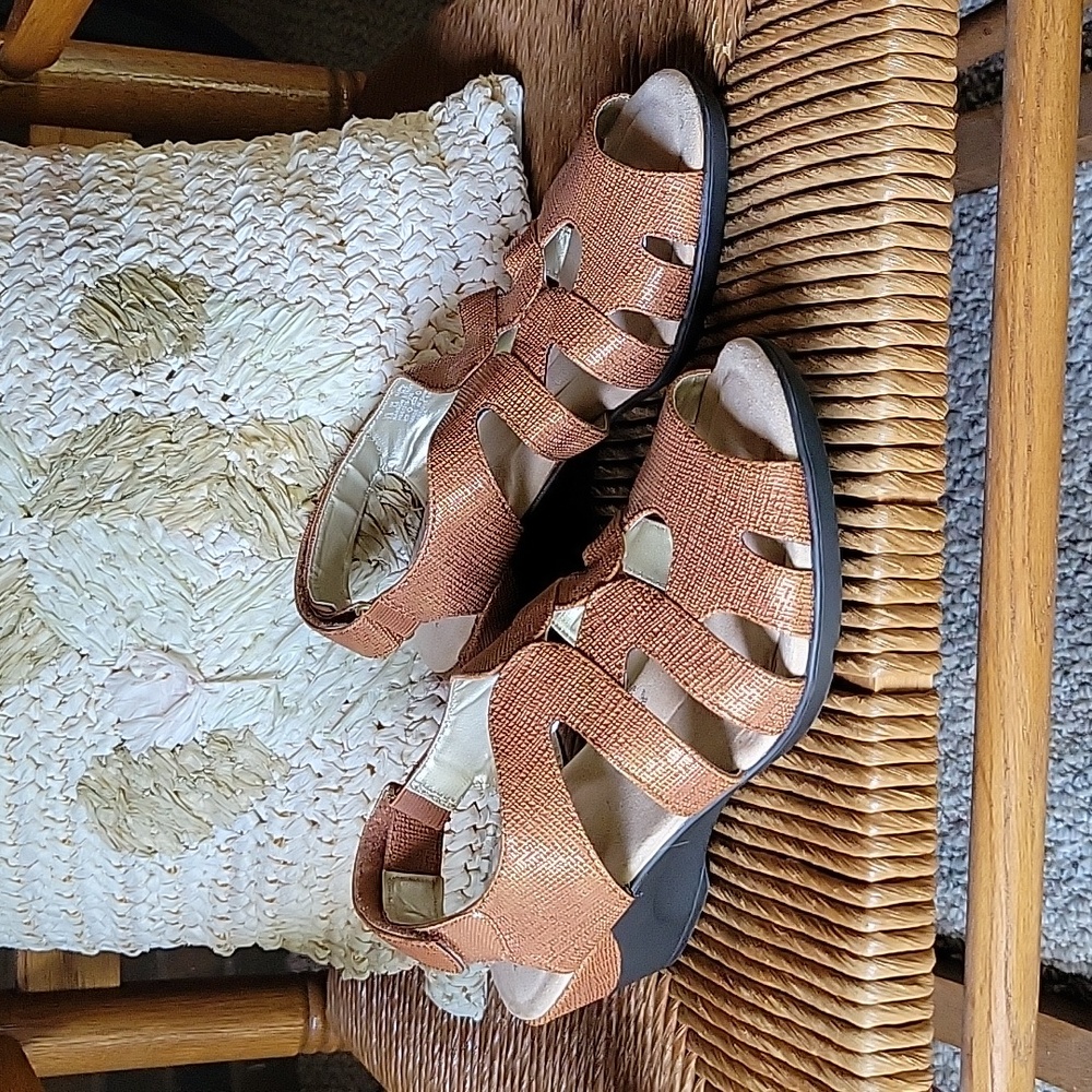 NWOT,  Soft Style Patsie, sandals, size  7.5 narrow, bronze
